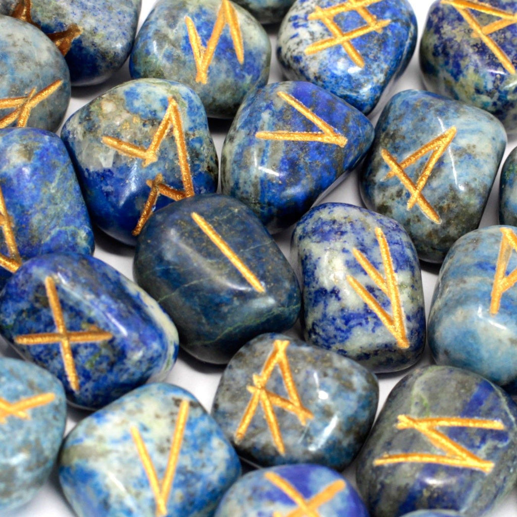 pierres runiques en lapis lazuli avec symboles graves