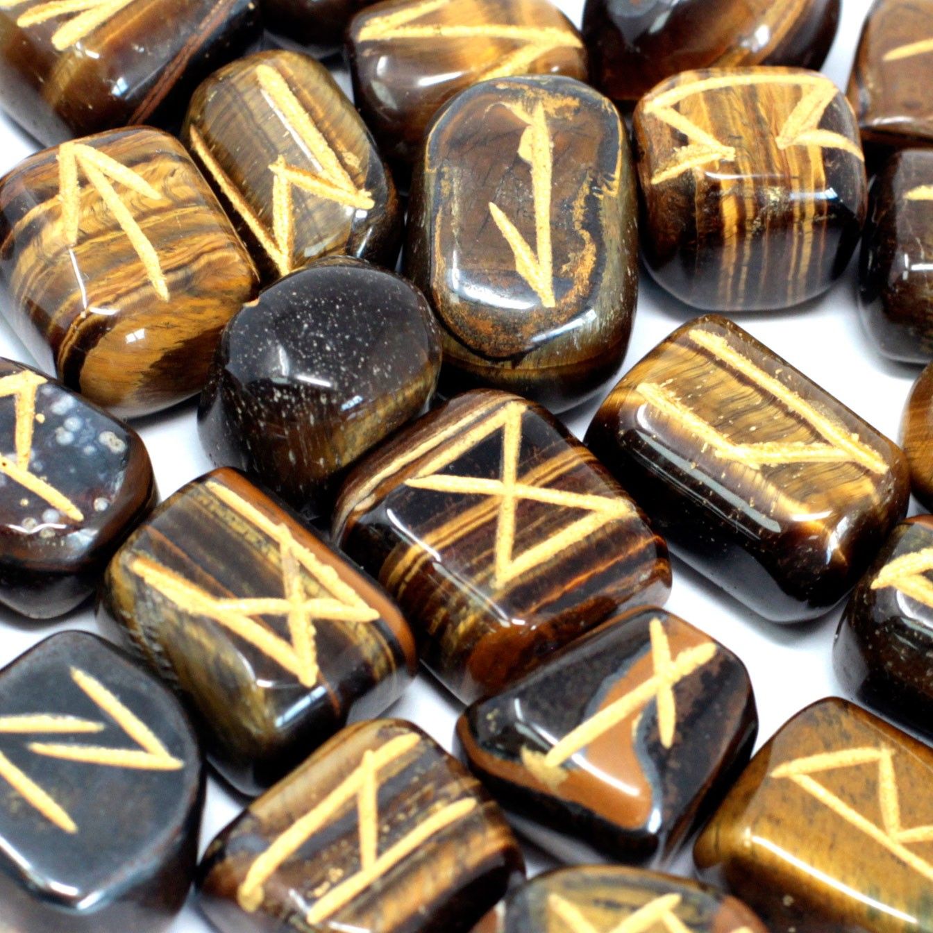 details des runes oeil de tigre avec symboles
