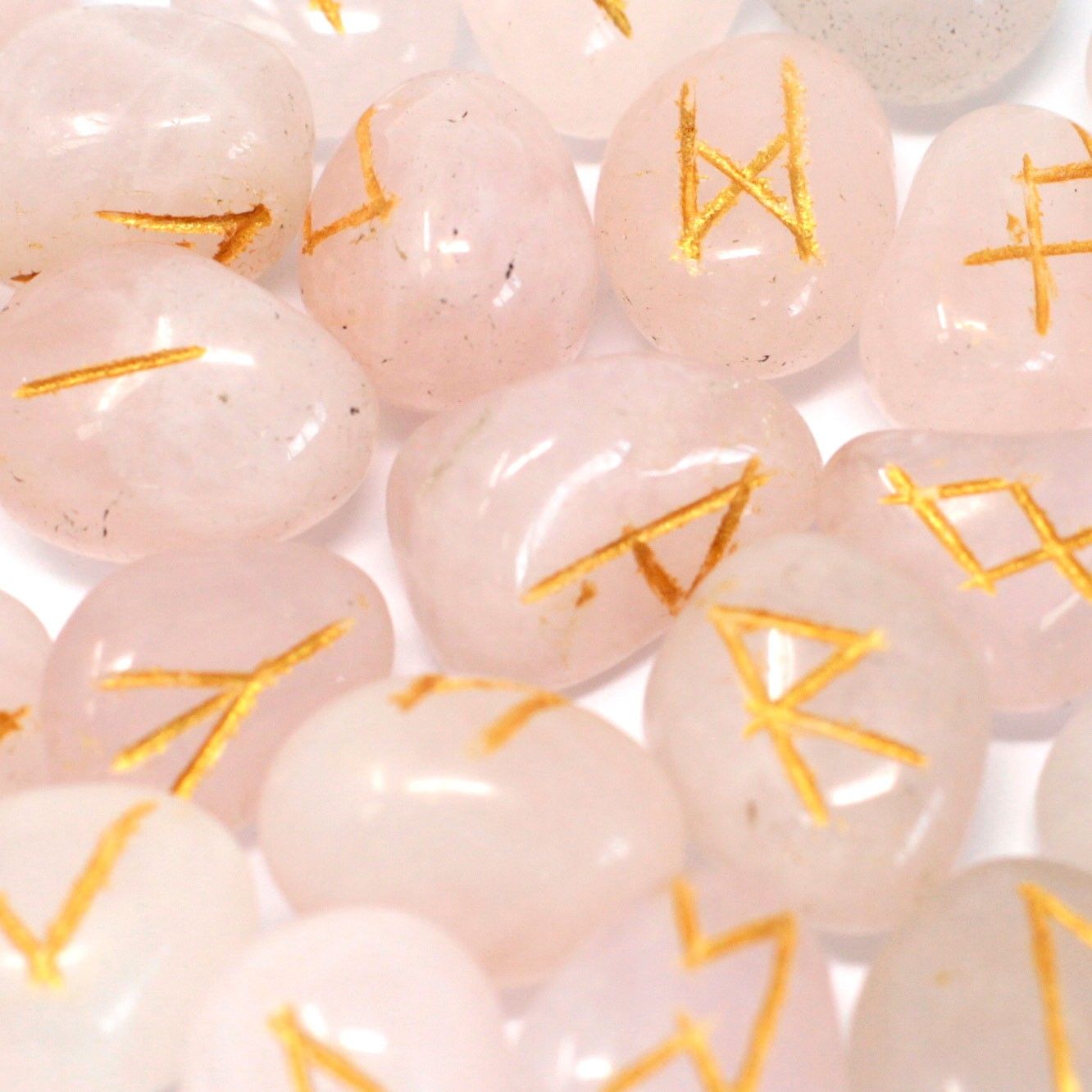 details des runes quartz rose avec symboles graves