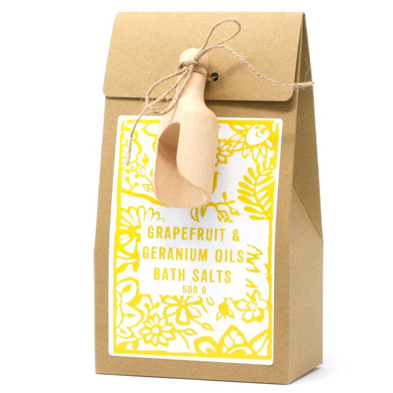 Sel de bain 500g pamplemousse et géranium présenté dans un sachet kraft avec étiquette jaune et cuillère en bois