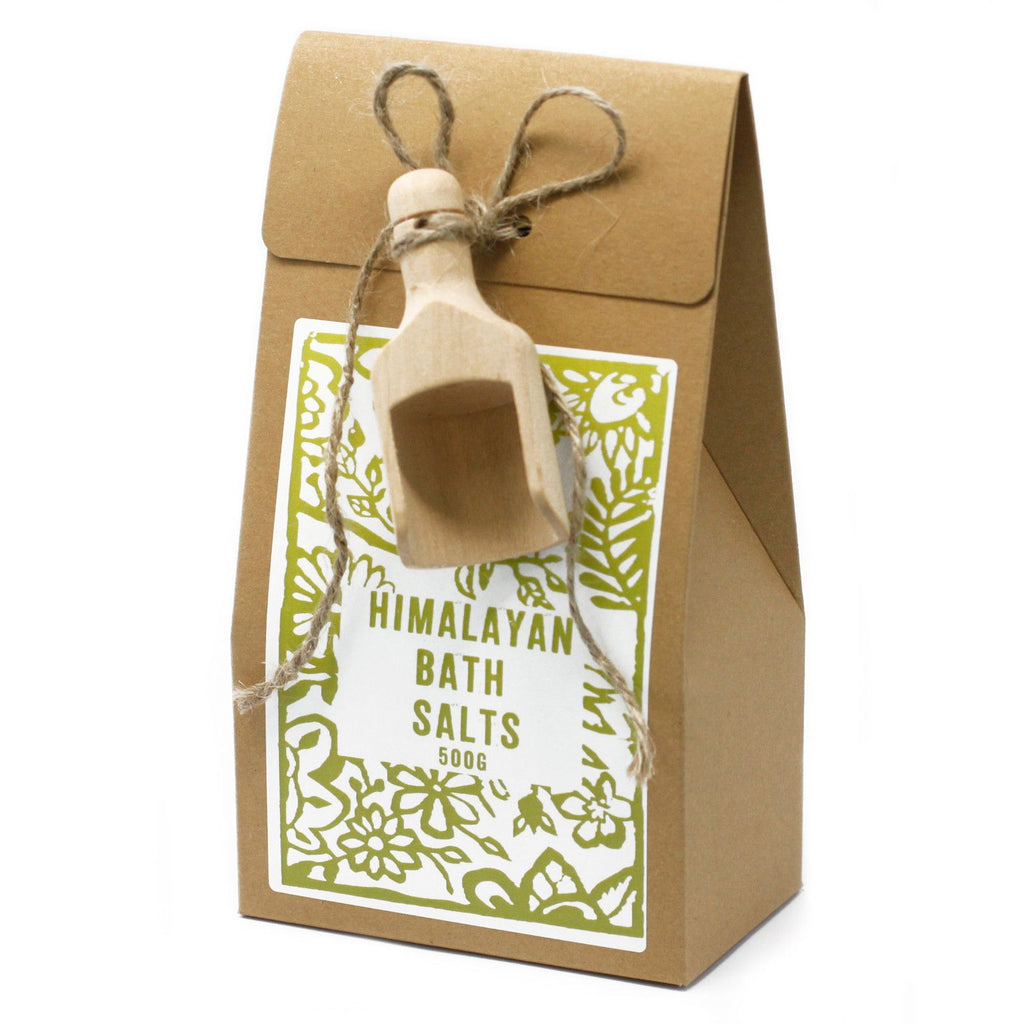 Sel de bain 500g sel de l'himalaya présenté dans un sachet kraft avec étiquette verte et cuillère en bois